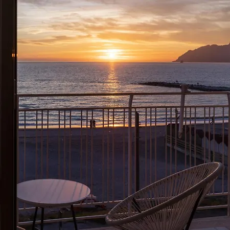 Cas' A Mare - Beachfront Luxury فندق مبيت وإفطار ساليرنو